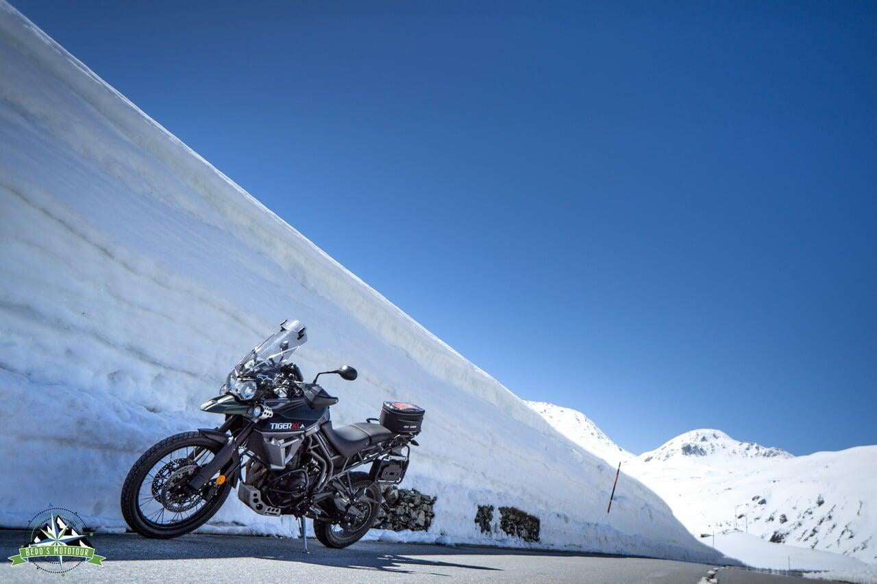 Passo del Sempione: in moto a caccia dell’ultima neve di stagione